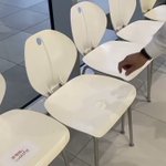 変わった形の椅子？背もたれを外すとヘルメットに変身した!？