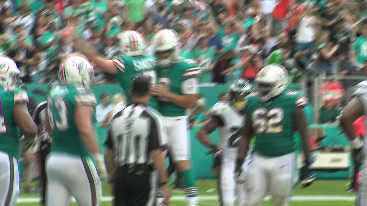 Dolphins' DE Christian Wilkins was laughing at the Eagles defense after Miami's trick play TD ๐ณ
(via @ClayWPLG)
https://t.co/CyGPCISluo