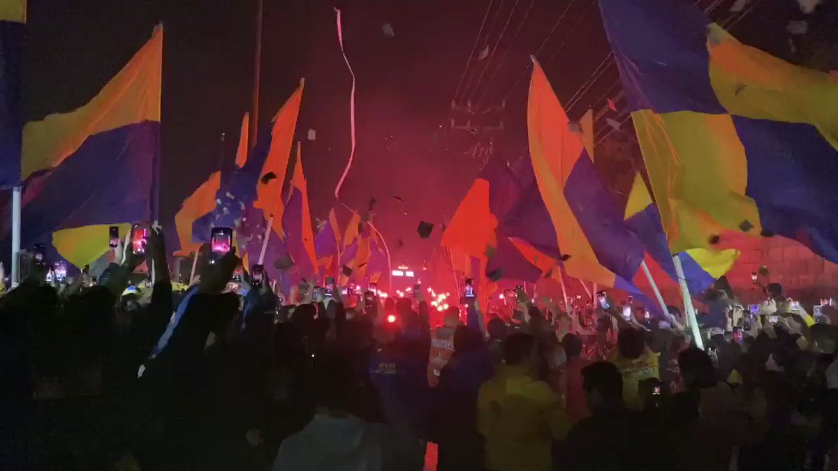 Así fue la llegada de nuestro equipo al Estadio Universitario, rodeado de la gente que quiere que este equipo siga trascendiendo. 😍👊🐯🔥#TigresUNIdosXLa8 | #EstoEsTigres