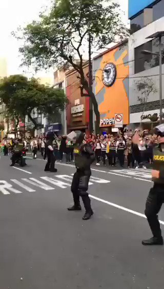 Qué es esto por Dios, a quién se le ocurre sacar a los policías a bailar a las calles cuando estas están prácticamente tomadas por la delincuencia. Quién es el "genio" que empuja a nuestra @PoliciaPeru a hacer el ridículo, por no ponerle otro calificativo por respeto al uniforme.