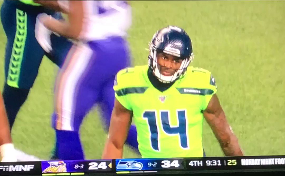 Someones An Idiot (@SomeonesAnIdiot) on Twitter photo 2020-05-09 23:44:35 Joe Tessitore turned DK Metcalf into a Starbucks order #MINvsSEA Joe Tessitore turned DK Metcalf into a Starbucks order #MINvsSEA