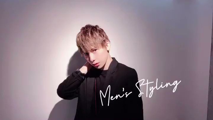 メンズスタイリング🎥毛先をコテ又はストレートアイロンでタテ、ヨコ、外ハネにランダムで巻きます✨最後にワックスを手になじませ、髪全体に付けて無造作に作れば完成👍よかったら参考にしてください😁#用賀#美容室#heena#メンズ#スタイリング#動画#ヘアワックス#26mmコテ#やけど注意
