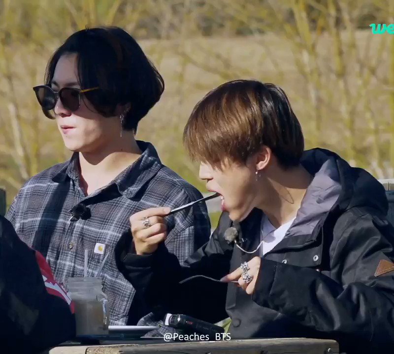 busan baes 🐾🥕 (@stopshippingpls) on Twitter photo 2019-12-03 23:48:17 jikook eating side by side nom nom jikook eating side by side nom nom