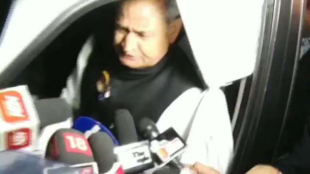 वर्तमान युग में घूंघट प्रथा हटनी आवश्यक है, महिलाओं को घूंघट में कैद रखना उचित नहीं है उससे महिलाओं का जो योगदान समाज को मिल सकता है उससे समाज वंचित रहता है। मैं समझता हूँ कि अब समय आ गया है, इसके लिए जन जागृति अभियान चलना चाहिए, समझाइश के माध्यम से यह अभियान आगे बढ़ना चाहिए।