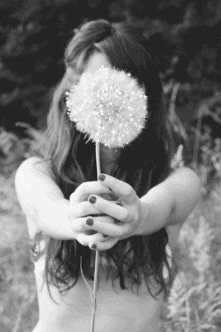 “Ya todos estamos en edad de tirar por la borda los sentimientos que no sirven para nada y quedarnos sólo con aquellos que nos ayudan a vivir”.Isabel Allende
