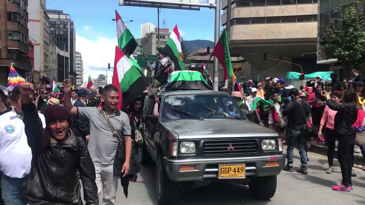 Marchando con la minga, con la guardia indígena llegando a la plaza de Bolivar @hollmanmorris @petrogustavo @GustavoBolivar