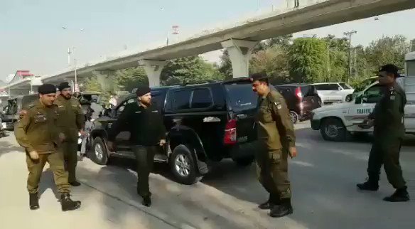 *🌺سوشل میڈیا کا کمال🌺*
*راولپنڈی ٹریفک سٹاف کا ریڑھی بان کی جیکٹس زبردستی اٹھانے کا معاملہ،*
*سی پی او راولپنڈی نے آج چاندنی چوک موقع پر جا کر ریڑھی بان سے ملاقات کی، اور ٹریفک سٹاف کی طرف سے اٹھائی گئیں جیکٹس واپس کروائیں اور متاثرہ شخص ظاہر خان سے معذرت کا اظہار کیا