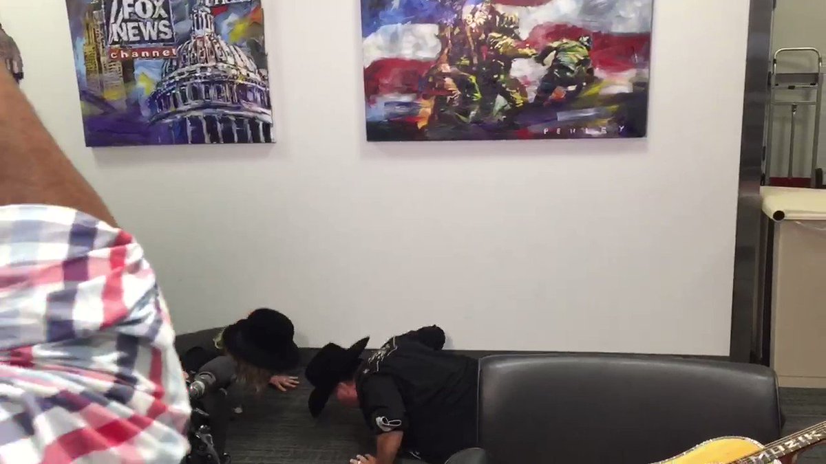 Big & Rich (@bigandrich) on Twitter photo 05/12/2019 16:57:45 When a push up contest breaks out @FoxNews studios 🤣 🤠💪🏻 bigandrich.com #bigandrich When a push up contest breaks out @FoxNews studios 🤣 🤠💪🏻 bigandrich.com #bigandrich