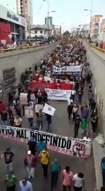 No se si han visto lo de Bucaramanga en este paro. Este video es de hoy, miles y miles de personas en las calles manifestándose pacíficamente contra el gobierno de @IvanDuque.El paro no para, el paro se fortalece y seguirá en las calles. #ElParoContinua4D