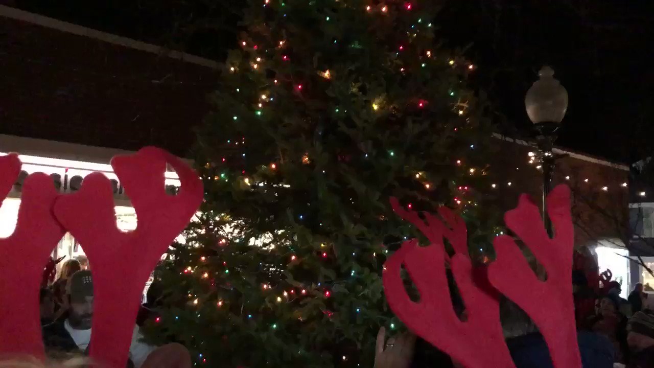 MV Times on Twitter "A very merry oakbluffs tree lighting tonight! 🎄
