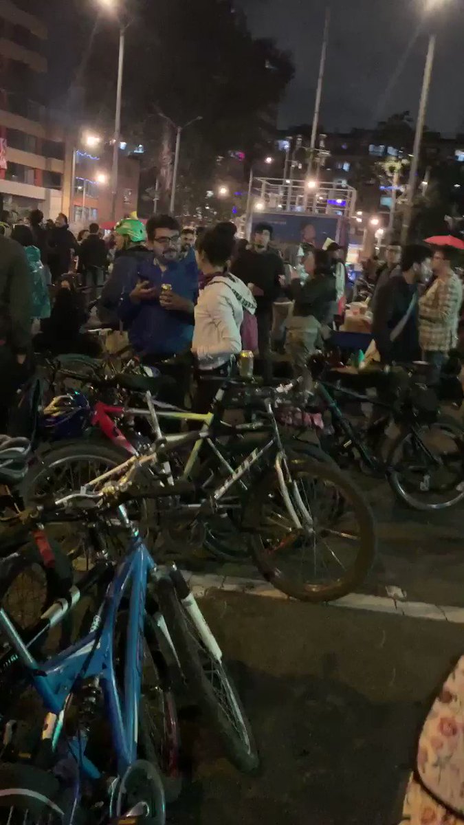 A está hora en Bogotá Colombia continúa el Paro Nacional . Crea 7 con 63 , bicicleta , cacerola , tambor , juventud, dignidad.#paronacional4D ¡viva el paro Nacional!