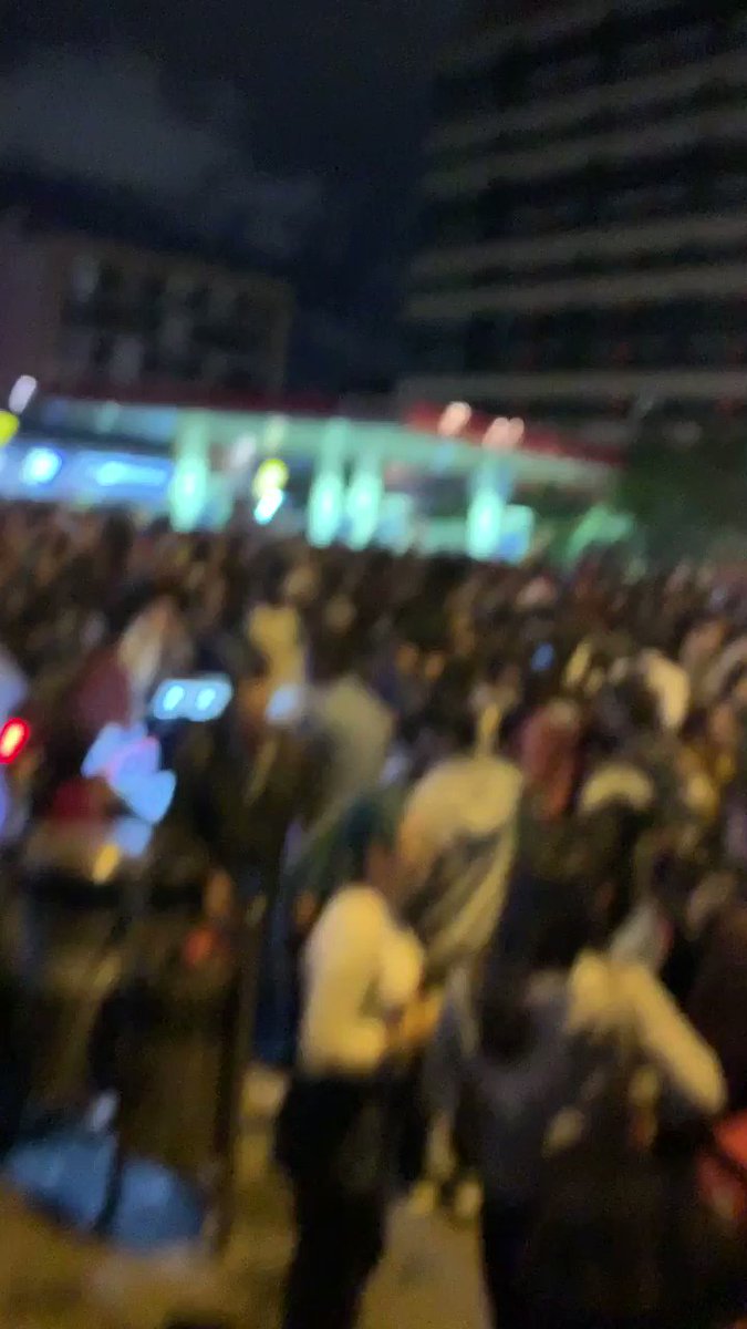 ¡A ver , a ver quien lleva la batuta ! Los estudiantes , la sociedad en las calles , el movimiento social ... Ya es hora . #4DElParoSigue