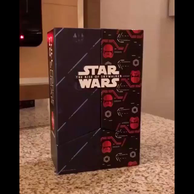 Marque o @ pra te dar de presente! ☺Lembrando que essa promo é da @cocacola na Singapura! 😲.#cocacola #starwars #nerd #geek #ccxp19 #coke #pp #singapura #singapure #wars #star #rey #kyloren #jedi