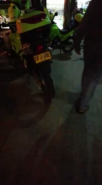 Qué esta pasando en el parque de los #hippies en Bogotá. Cómo así que llegan policías motorizados con las placas tapadas y a tomar fotos a las personas? Eso es legal? @PoliciaBogota @Bogota #5D