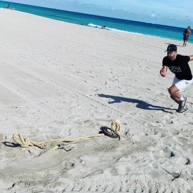 We Are Tennis France (@WeAreTennisFR) on Twitter photo 2019-12-06 10:07:35 On est épuisés rien que de regarder Dominic Thiem sentraîner sur la plage 😵 (via duglas_fitness_coach IG) On est épuisés rien que de regarder Dominic Thiem sentraîner sur la plage 😵 (via duglas_fitness_coach IG)