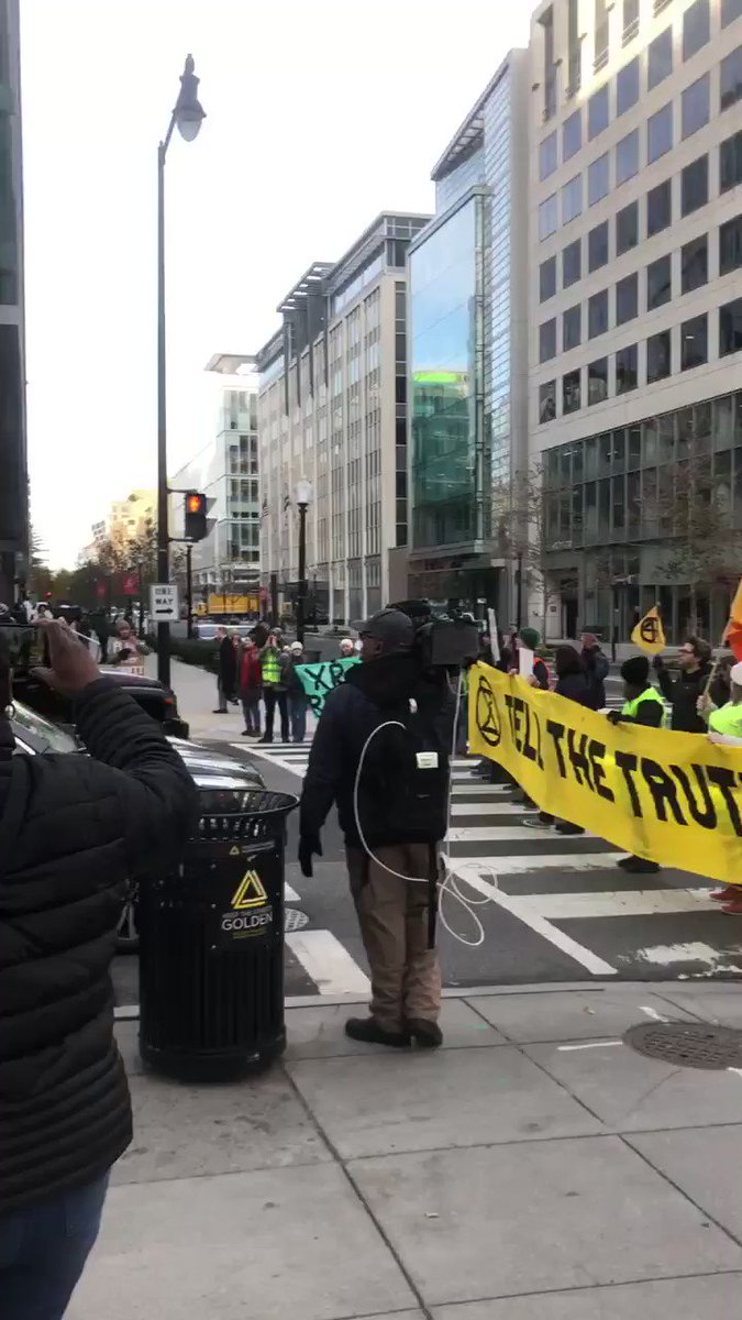 Daily Caller (@DailyCaller) on Twitter photo 2019-12-06 13:55:48 Saving the climate, by blocking traffic? 🤔 #ExtinctionRebellion Saving the climate, by blocking traffic? 🤔 #ExtinctionRebellion