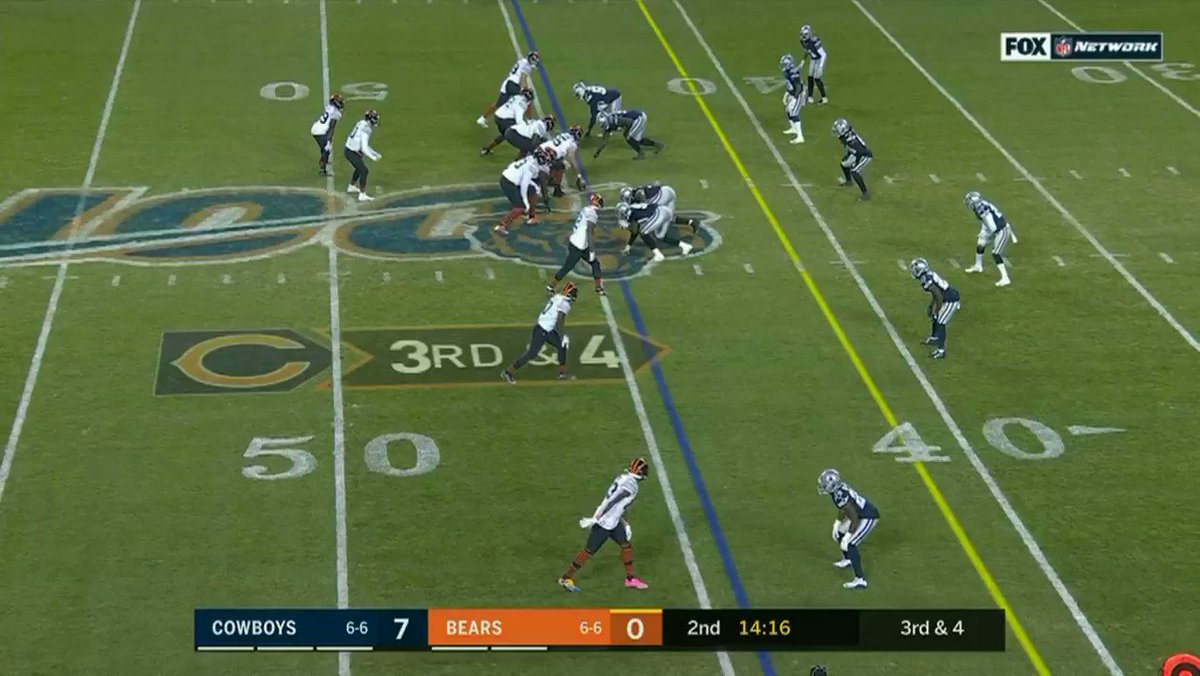 1. Mitch Trubisky had lots of big throws. A lesser one that caught my eye was this.
It's 3rd and 4. Mitch gets the snap and is looking to A-Rob first. Not there. Moves to Horsted next. Not there. Finally hits Cohen on outlet for the first.
Beautiful processing speed. #Bears