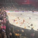 羽生結弦選手の演技後に超大量のプーさんぬいぐるみが投げ込まれる瞬間をご覧ください