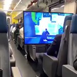 スイスの電車客席にいた猛者!ちょっとゲームのモニターが大きすぎでは!