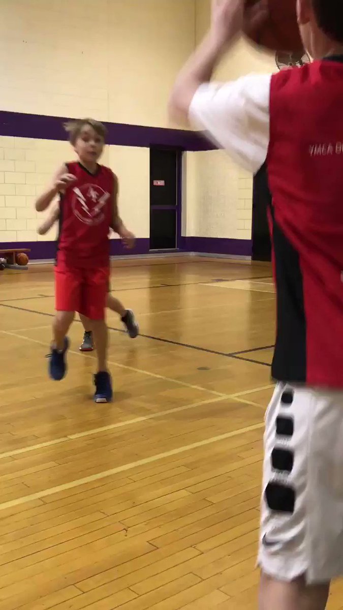 Amari Glover to the cup for two in today’s game. good job chip!! #ballislife #overtime #Hometownhoops #balleralert #nikebasketball #ballskills #Dribble #Drive #hoopsupsideyourhead #swish #Hoopvisions #buckets