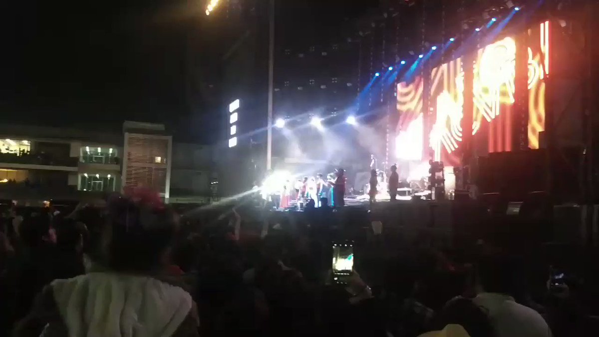 QUÉ SE ESCUCHE FUERTE Y EN TODOS LADOS 💚#UnVioladorEnTuCamino hizo vibrar al Foro Sol antes del concierto de #CafeTacvba🎶Y la culpa no era mía, ni dónde estaba, ni cómo vestía 🎶