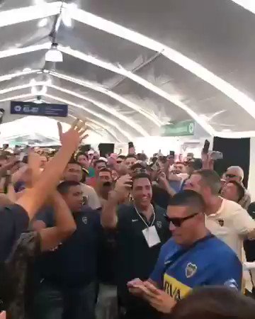 Román con la gente. Disfrútenlo