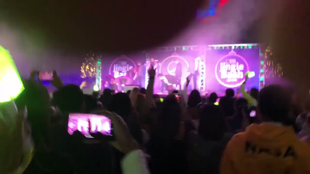 MARK LEE EVERYBODY! (My fingers got in the way)😂 @B96Chicago #B96NCT #B96JingleBash https://t.co/7aruuxSTCW