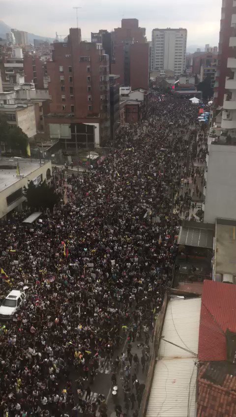 Multitudinaria protesta de domingo se moviliza desde el Parque de la Independencia, pasando por los Parques Nacional, de los Hippies y hasta la 85 con 15. #BogotaPara#8DElParoSigue #ConMusicaElParoSigue #ElParoSigueCarajo