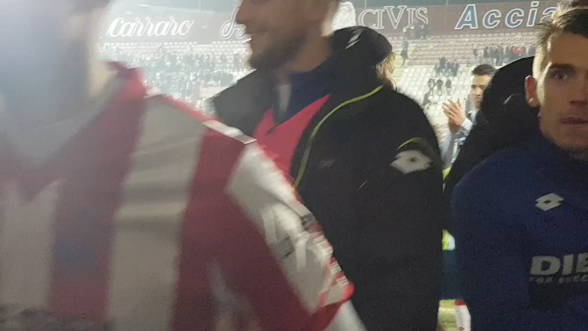 Il rientro negli spogliatoi dei biancorossi e i festeggiamenti con @RenzoRosso 🚀⚪🔴
#forzavicenza #forzalane