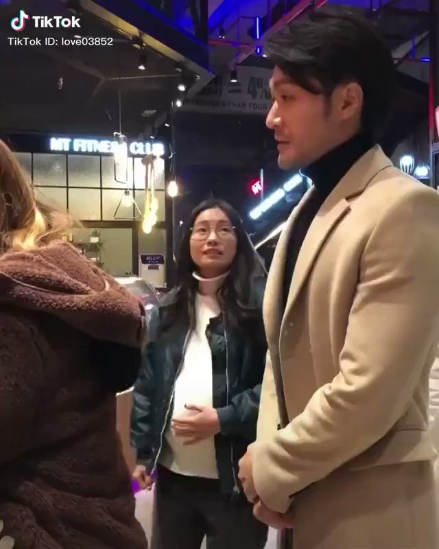 女性に横入りをされても笑顔で接する男性に周り人の反応が優しさの連鎖過ぎる