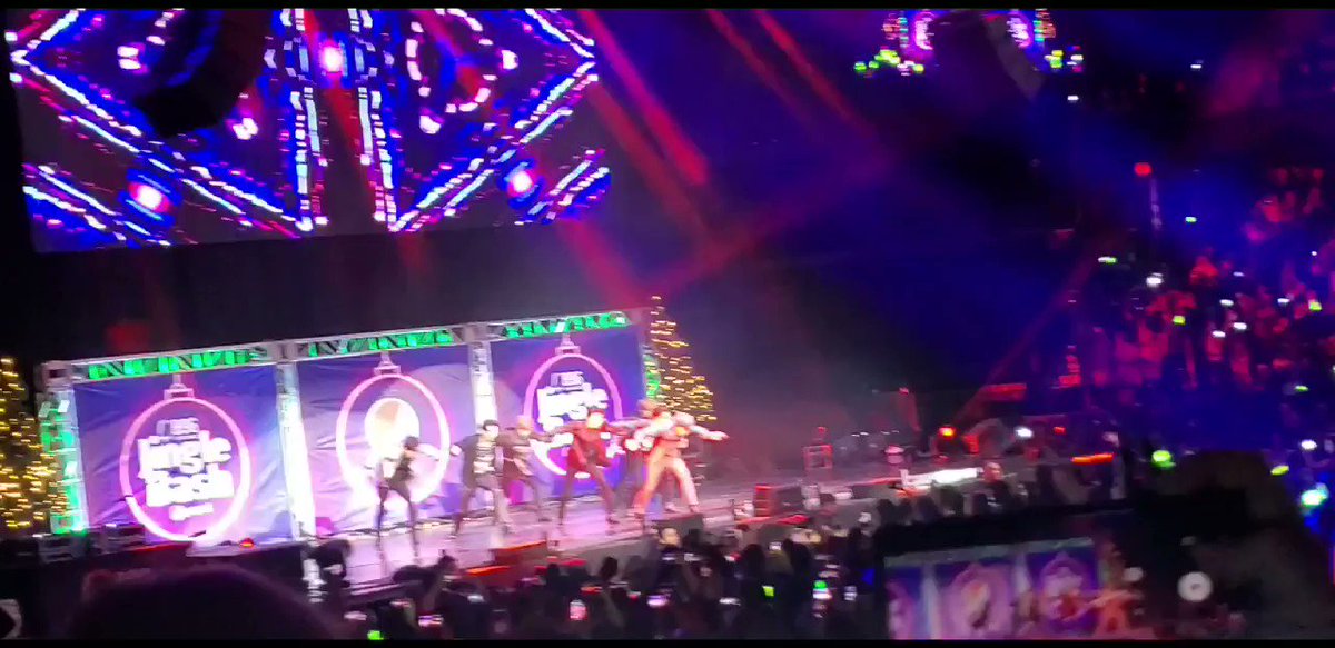 Y'all I honestly can't believe I actually saw this live how am I not dead in this moment tbh 😥
@NCTsmtown_127 #B96JingleBash #B96Chicago #B96NCT #NCT127xJingleBash #NCT127atJingleBash #NCT127