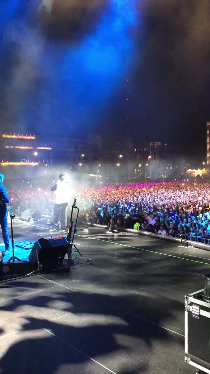 Más de 100 mil personas en el cierre de @Residente en el Zócalo. #RadicalMestizo