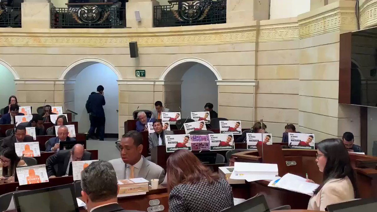 Vea pues.... En este momento se está votando el Proyecto de Ley por medio del cual se adoptan medidas en materia penal y administrativa en contra de la CORRUPCIÓN y adivinen quienes no están!Si señores. Ni Petro, ni @AngelicaLozanoC, ni @intiasprilla.Pero pónganles un 🎤 y verá
