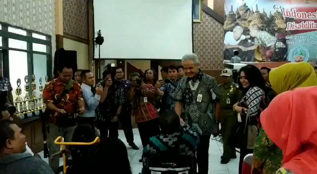 Bapak @ganjarpranowo menyapa @sahabat_difabel pagi ini pada acara peringatan Hari Disabilitas Internasional Ke-27 Tingkat Prov. Jateng Tahun 2019@TajYasinMZ@dinsosjateng@kominfo_jtg@provjateng#IndonesiaInklusi#JatengGayeng