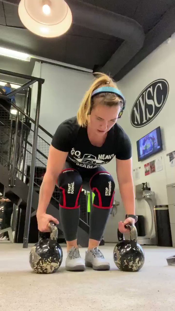 Reverse lunges. Controlled. Unilateral strength improvement #lunge #strengthtraining #powerlifting
