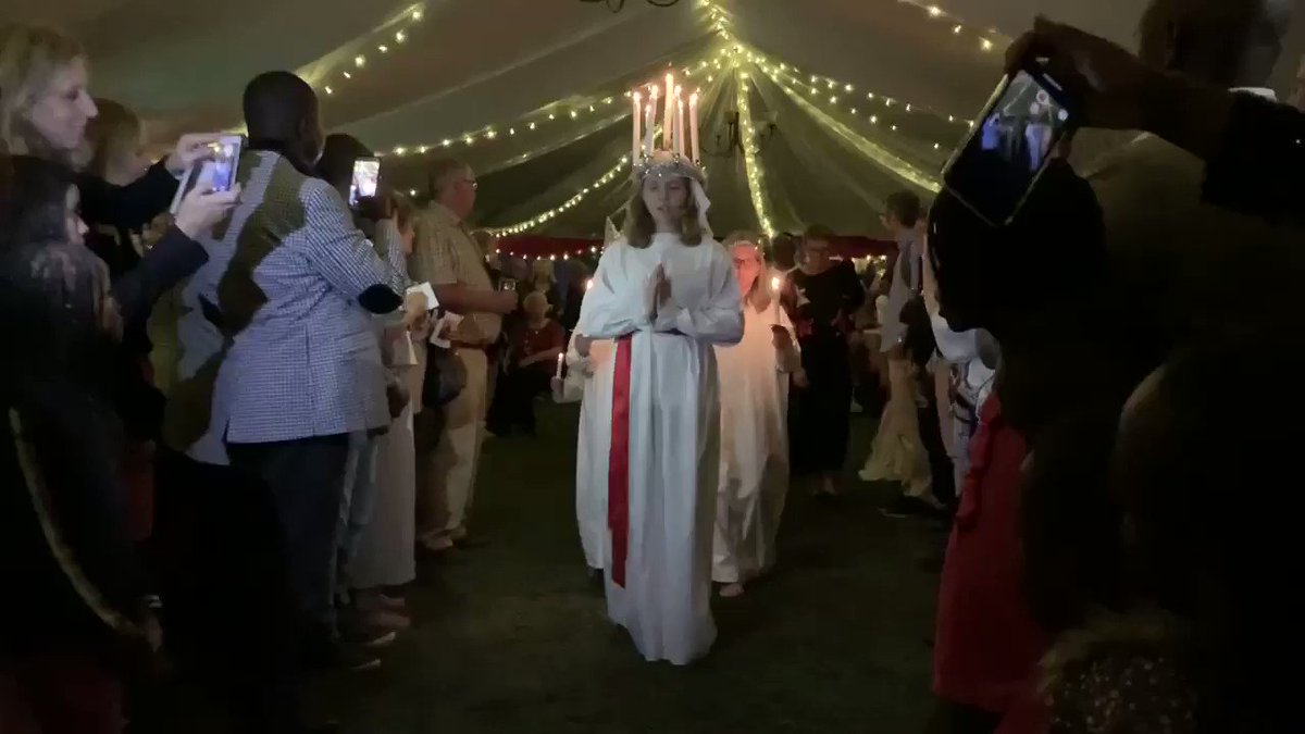 HAPPY LUCIA ⭐️ 👰🏽🇸🇪 🎅🏼🇿🇼⭐️
Wonderful performance by our Swedish-Zimbabwean #Lucia choir
Lucia celebration is one of the most important Swedish traditions. Processions of white-clad Lucias & their followers bear candles & sing songs #luciadagen
@PehrsonA @MemoryMutsaka @Wazzygp