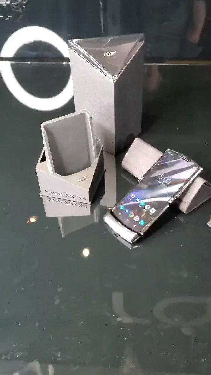 Pato González 🦆 (@patog7) on Twitter photo 2019-12-12 20:02:37 El nuevo Moto Razr tiene un pequeño secreto... EL MODO RETRO! 😱 @MotorolaMX El nuevo Moto Razr tiene un pequeño secreto... EL MODO RETRO! 😱 @MotorolaMX