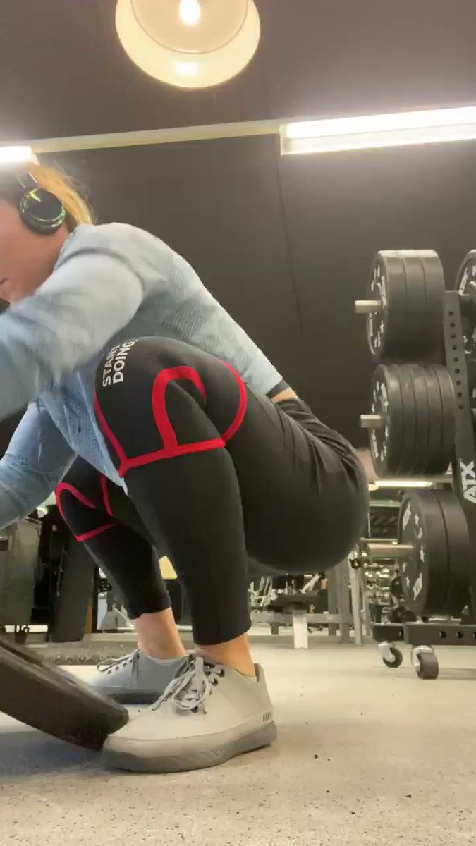 My squat warmup- if done properly, you should feel core and posterior chain activations, hips opening. Wiggle a bit and remember to spread weight equally across your feet like in squat. You’ll feel core embracing well here when lifting your butt #squat #powerlifting
