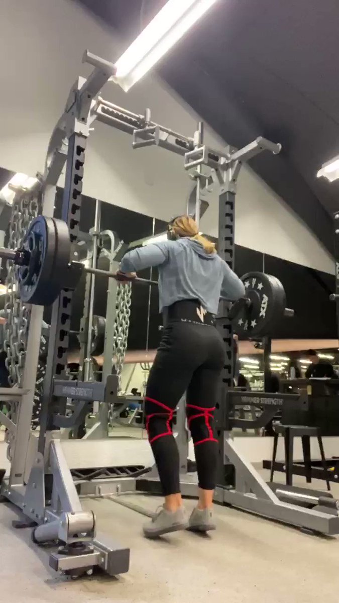 Powerlifting is not only heavy ass weights. It’s also lots of control and assistance work. I have tendency to do more/ heavier. This can collide with linear progress. Hence this week lower weights. I know what’s coming ahead #powerlifting #strengthtraining #squat
