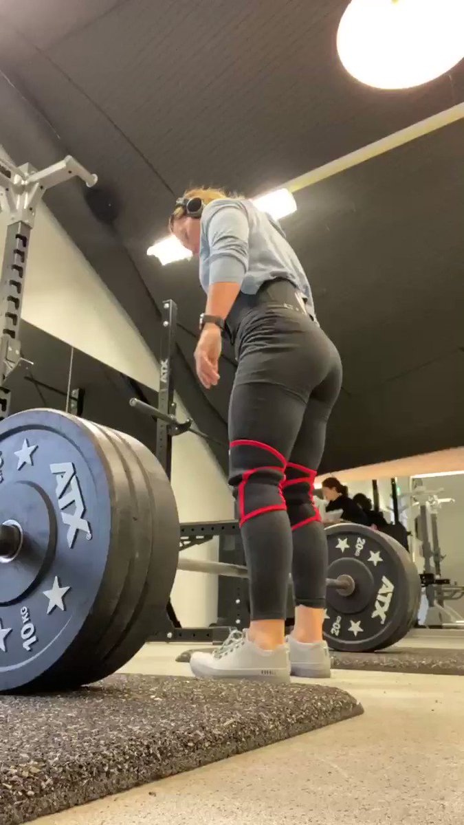 IF you apply tension through your lats properly, the bar will initially go up on its own. That’s the right moment to start pulling #deadlift #strengthtraining #powerlifting