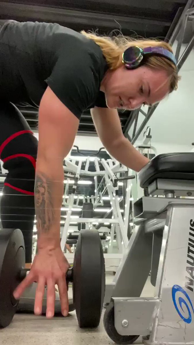 If you have never felt your arm falling off- you have never done one arm row to extend that pushes you out of your comfort zone #pain #gain #strengthtraining #powerlifting