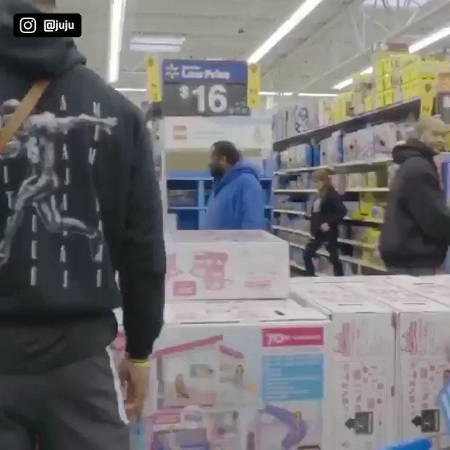 JuJu Smith-Schuster surprised local kids with toys for the holidays!
This is what it's all about. ๐๐(via @TeamJuJu)