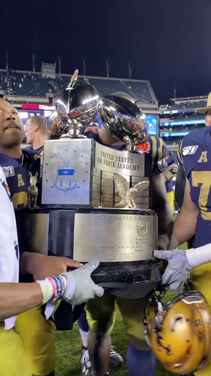 To the victors go the Commander-in-Chiefโs Trophy. ๐
Congratulations to both @NavyFB and @ArmyWP_Football on yet another incredible @ArmyNavyGame!
#ArmyNavy #PHLSports