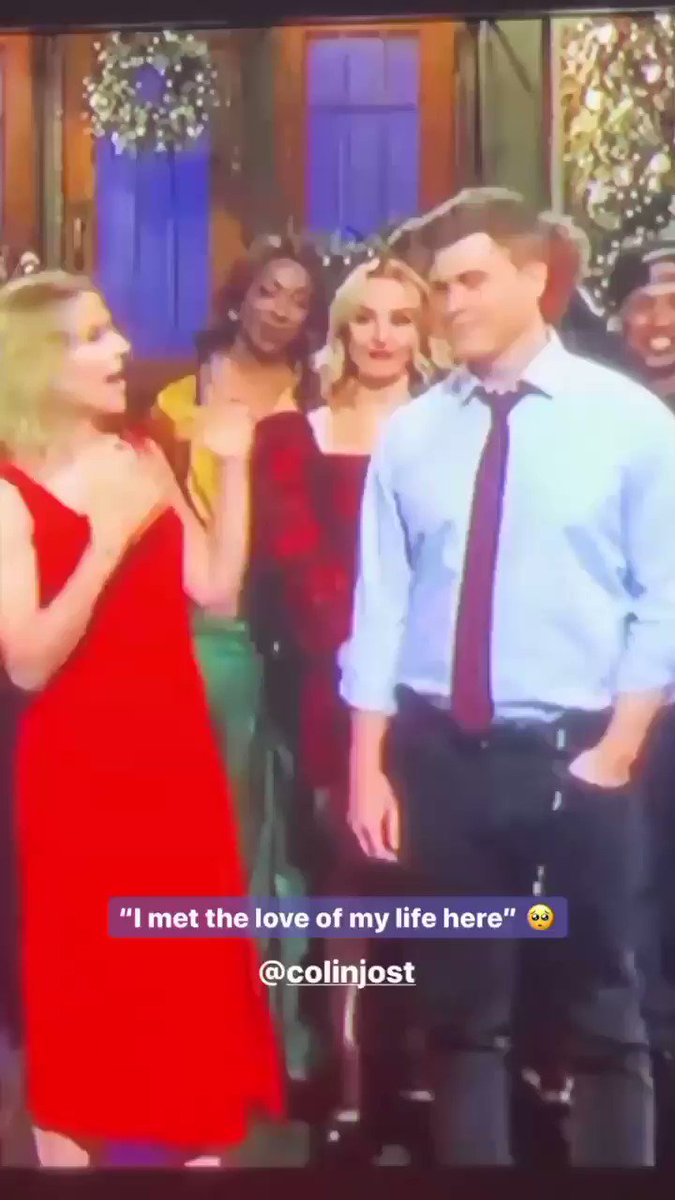 Scarlett & Colin are too cute. Look at them. Being all in love & shit.
#snl #ScarlettJohansson pic.twitter.com/2ZBGCMSbFU