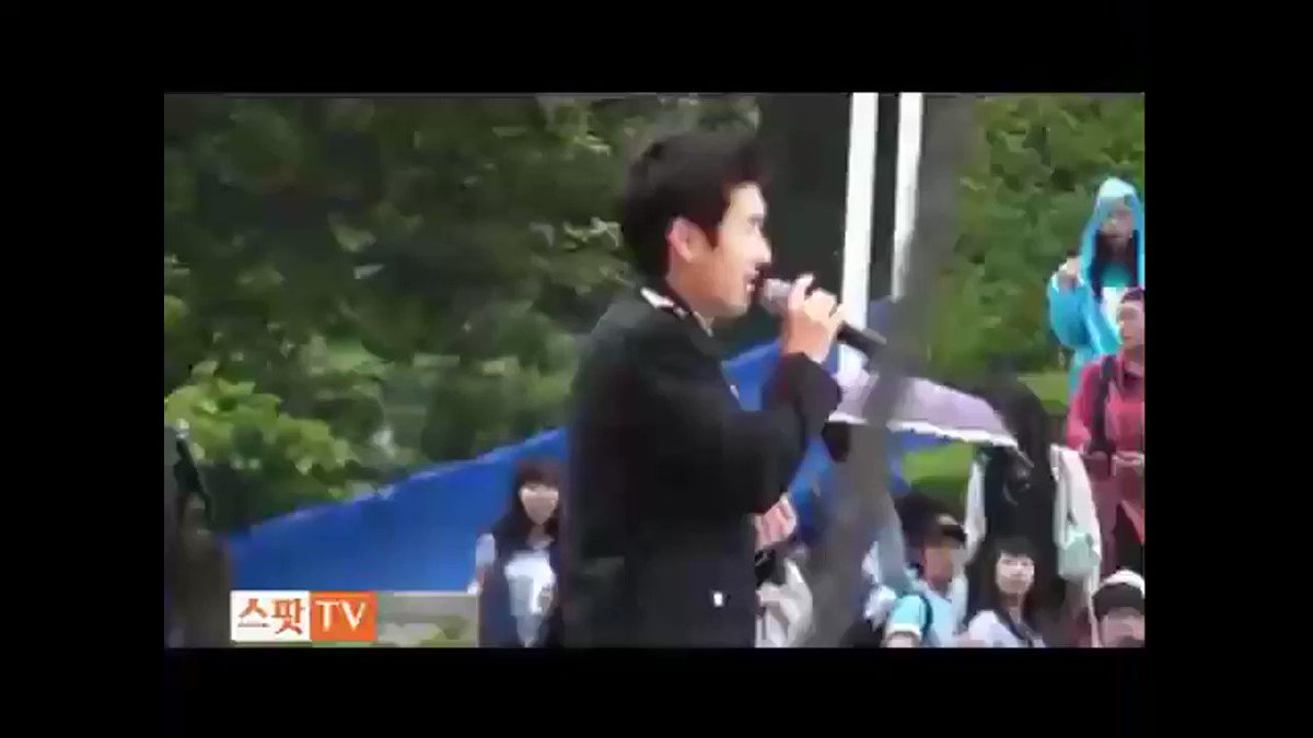 전경시절에 연대축제에서 <지금 이순간> 부르는 조승우. 함성소리 ㄹㅇ 단독콘서트 현장인줄ㅋㅋㅋ
