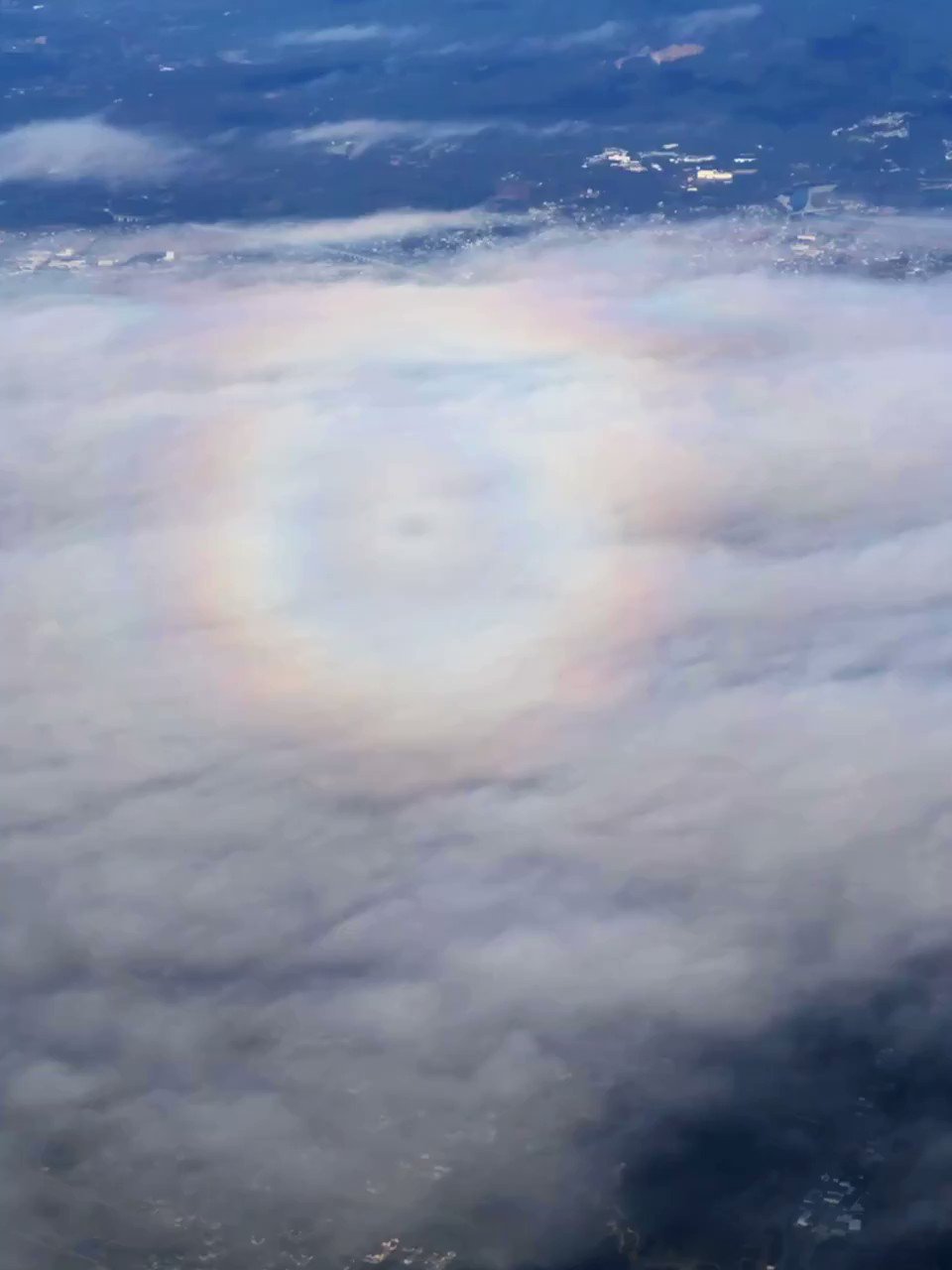 防衛省 航空自衛隊 空幕広報室 です 飛行中 まれに見ることができる映像の ブロッケン現象 光が影の側の細かな水滴によって散乱されて虹のような光の輪となるもの その名前はドイツのブロッケン山でよく見られたことに由来するそう
