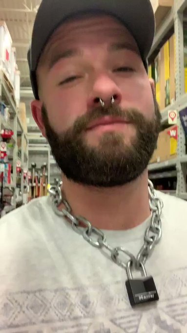 😜🤷🏽&zwj;♂️ walking thru the store https://t.co/lzrglzpNlN