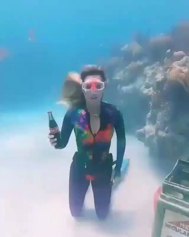 海の中で瓶のコーラを開けると意外な結果にｗｗｗ