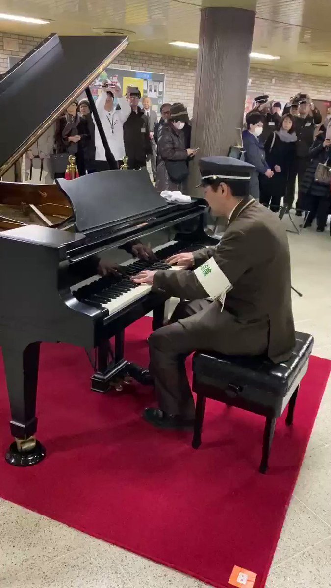 イベントで駅に置いてみたピアノ 駅員さんが弾いてみると上手すぎてバズってしまう 話題の画像プラス イベントで駅に置いてみたピアノ 駅員さんが弾いてみると上手すぎてバズってしまう 話題の画像プラス