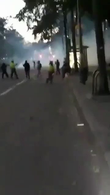 ESMAD y la Policía agredió a la prensa y los intimidó para que no pudieran grabar los procedimientos irregulares #19DParoNacional Video:@macafono.@SenorCaicedo @ktikariza @merv59 @ANNALVAREZG @Mafalda_2020_ @juancadelgado @lbertoortiz @LeMamerte @MonoMeLlaman @JNeiraN @adrisgame